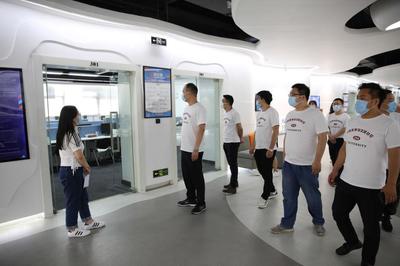 郑州大学软件学院10届校友返校参观创新创业基地，共话软件人才培养新篇章